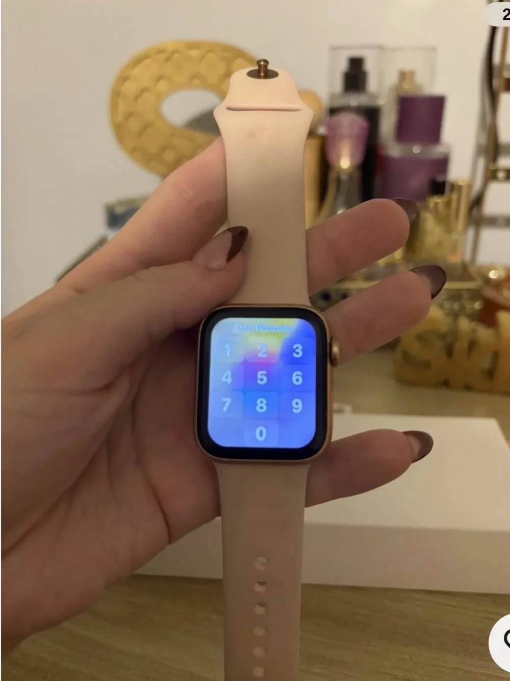 Apple Watch SE comes with Bands with Charger